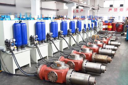 蓄能器式液控装置